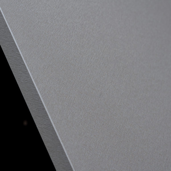obrzeże i powierzchnia płyty meblowej Cleaf Idea FB82 Tellurio - efekt szczotkowanego aluminium